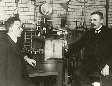 Ernes Rutherford und sein Assistent Hans Geiger 1912
